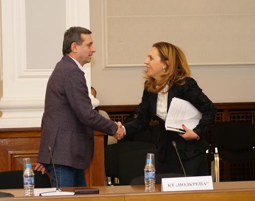 Вицепремиерката Марияна Николова поздравява президента на КТ “Подкрепа” Димитър Манолов. Днес за първи път от март тристранката заседава присъствено.
