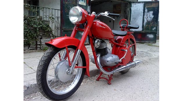 РЕТРО: Добре поддържан мотоциклет "Балкан" от първите бройки, произведени в Ловеч.
