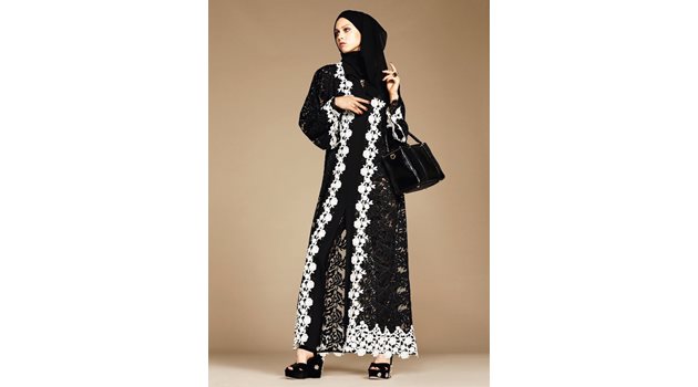 Класическият черен хиджаб се комбинира с чернобяла дантелена абая.