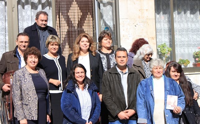 Кандидатът за вицепрезидент Илияна Йотова със симпатизанти във Велико Търново вчера