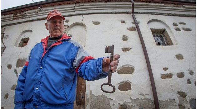 Клисарят Методи Иванов показва оригиналния ключ на църквата.  "Много ми се иска хората да помогнат и да я спасим", казва мъжът, чиито средства не стигат за ремонт.