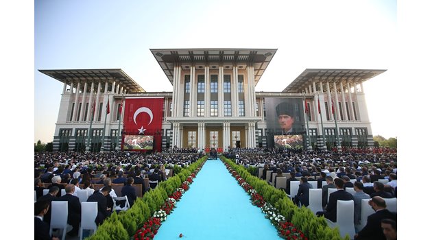 Ак Сарай със своите 1150 стаи и площ от 150 000 кв. м стана официална резиденция на Ердоган през 2014 г.