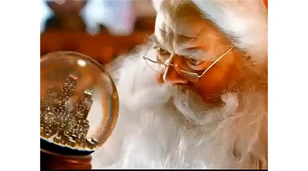 В костюма на Дядо Коледа, Иван Петрушинов влиза в домовете на стотици милиони телевизионни зрители.
