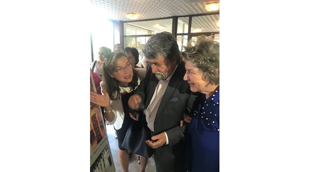 На честването на 90-годишнината на майка му Кадрие Лятифова в Кърджали с жена си (вляво) и колежка на майка му от театъра