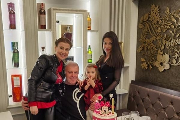 Дядо с баба и другите две принцеси - голямата дъщеря Славея и внучката Емили на нейния втори рожден ден на 11 март 2022 г.