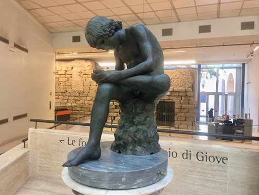 Статуята "Ло Спинарио" - момчето, което вади трън от петата си, е сред първите, дарени за музея.