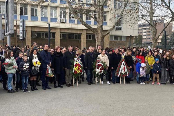 Поклонение пред маметника на Дякона в Монтана