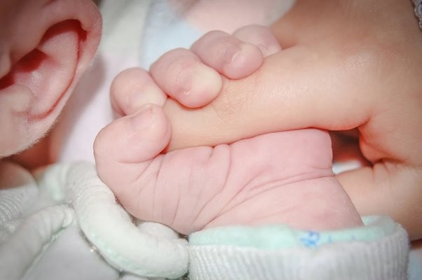 Изписват бебето на починалата родилка в Русе