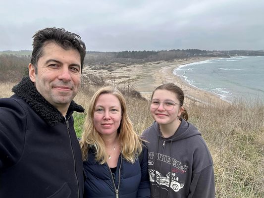 Съпредседателят на “Продължаваме промяната” Кирил Петков посрещна 3 март със съпругата си Линда Петкова и дъщеря им на плажа Корал. 

СНИМКА: ФЕЙСБУК