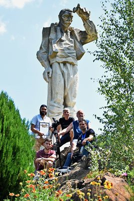 Снимачният екип пред паметника на дядо Йоцо - Искрен Красимиров, Огнян Петров и Красимир Стефанов (отгоре - от ляво на дясно)