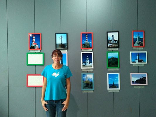 Авторката с част от снимките от изложбата.