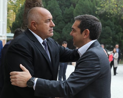 Борисов се поздравява сърдечно с Ципрас. Снимки правителствена пресслужба