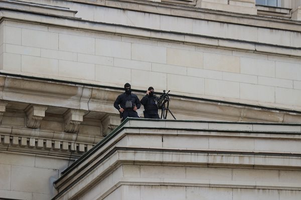 Снайперисти по покривите пазят папа Франциск