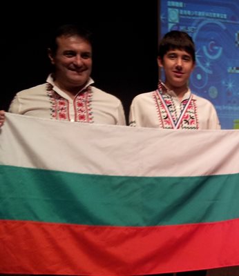 Директорът Багдасаров и Иван Герганов като ученик. Снимки: Фейсбук