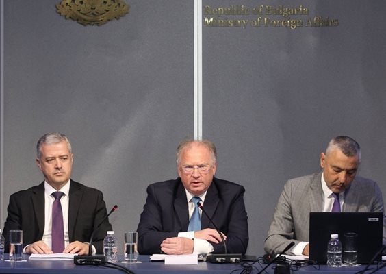 Министър Стоев (в средата) с ръководителите на работната група за изборите - Иван Кондов (вляво) и Кали Анастасов. СНИМКА: АРХИВ