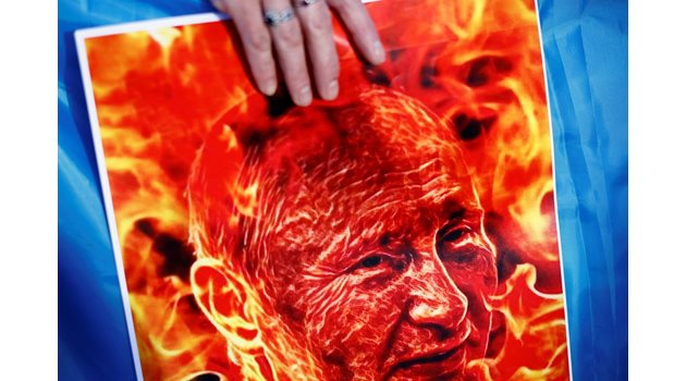 С плакати с горящото лице на Владимир Путин се проведоха протестите против войната в Рим. Подобни демонстрации има по целия свят.

