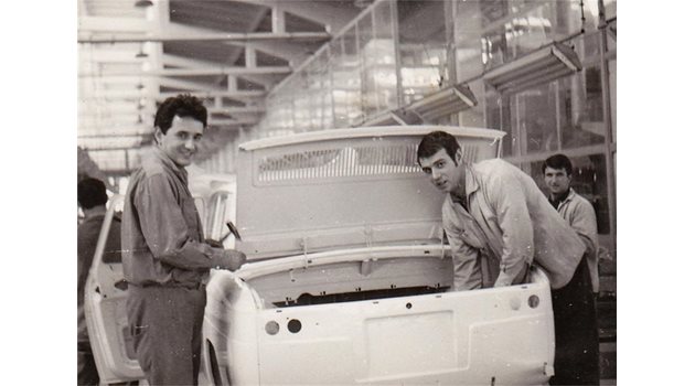 СПЕЦ: Георги Димитров (вдясно) монтира двигателите на “осмицата".
