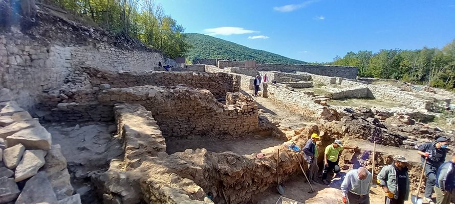 При разкопките край Търговище са разкрити запазени до 6 метра височина оригинални крепостни стени и стени на сгради.