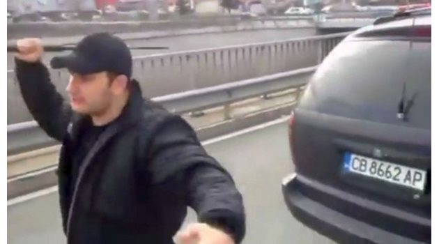 АКЦИЯТА: Един от биячите на Ториното напада с палка Васко Наумов заради натиснат клаксон.
