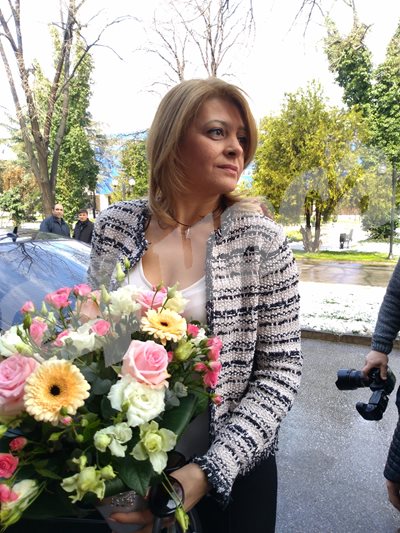 Десислава Радева бе посрещната с букет цветя в Пловдив, където откри Италианския фестивал на красотата и прическата СНИМКИ: Анелия Перчева