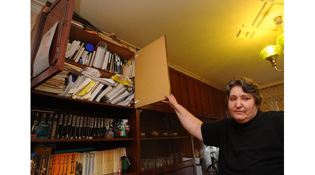 Майка му Христина Стоянова пази неговите записки и учебници от следването му по медицина.