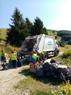 Служители по чистотата на община Казанлък събраха над 7 тона отпадъци на връх Бузлуджа след събора на БСП там в събота. За услугата от партията са платили 6300 лева.