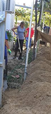 Съпругата на президента Десислава Радева хвана лопата и рина кал, за да помогне за почистването на къщата на баба Славка в карловското село Слатина, която е наводнена

СНИМКИ: ЙОРДАН СИМЕОНОВ
