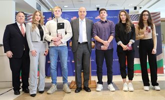 Български студенти взеха визите си за бригада в САЩ от посланик Кенет Мертен