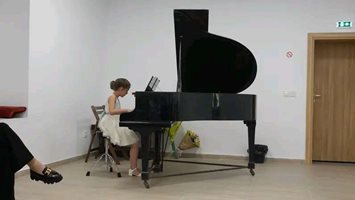 Малката пианистка Сияна Буркхард от Монтана – с първо място на международния конкурс в Сингапур