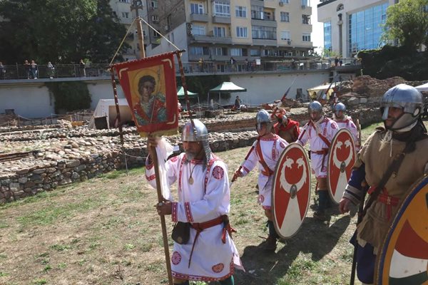 Фестивалът „Сердика е моят Рим" върна дестеки във времето на Констанций II 
СНИМКА: Велислав Николов