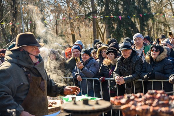 Ути Бъчваров привлече фенове с кулинарни демонстрации.