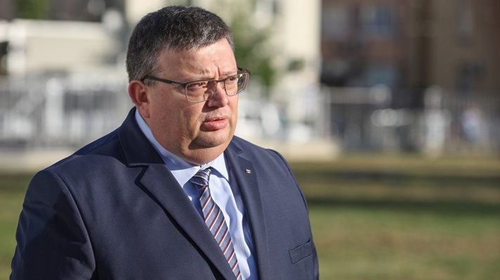 Главният прокурор Сотир Цацаров поиска ВСС да освободи от системата военния следовател Георги Петров заради несъвместимост.