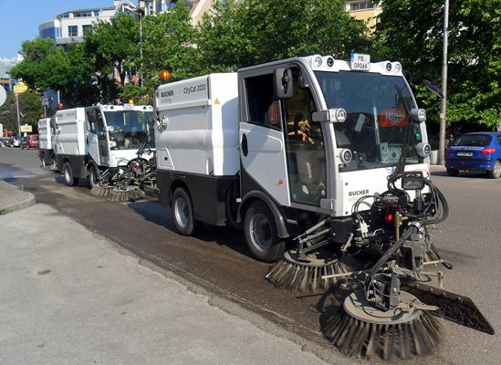 Пътната инфраструктура се  чисти с обновена техника. 