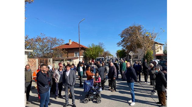 Жители на пловдивското Ново село, предвождани от Георги Мараджиев, осуетиха претърсването на магазин на активист на ГЕРБ вчера. 