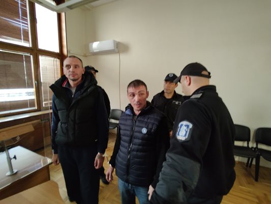 Задържаните украинци бяха докарани под конвой в съда в Бургас. Снимка:24 часа