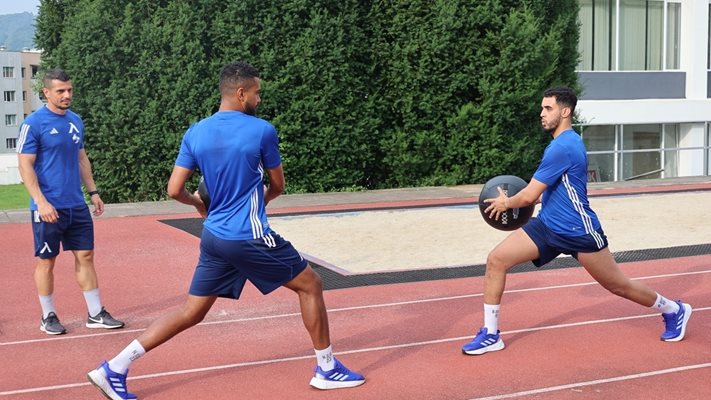 Бари (вляво) вече тренира в Правец / Снимка: Фейсбук "Левски"