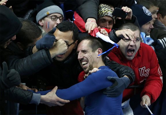 Франк Рибери се радва с фенове след класирането на Франция за световното. При победата с 3:0 над Украйна асът на "Байерн" е пукнал ребро.