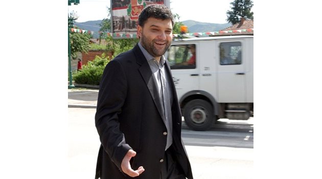 Тодор Славков води две листи на партията на баща си "Напред, България".