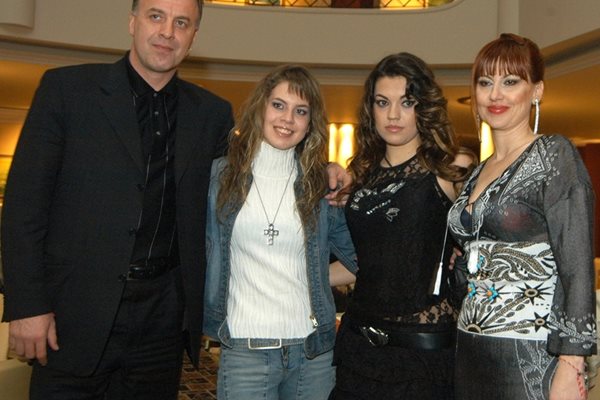 Наско с дъщерите си Виолета и Славея и майка им на рожден ден на Илияна Раева през 2005 г. СНИМКА: "24 ЧАСА"