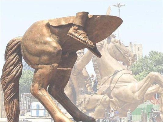 Паметникът на Александър Велики в Скопие по време на монтажа. Официално фигурата се нарича “Воин на кон”.
СНИМКА: РОЙТЕРС
