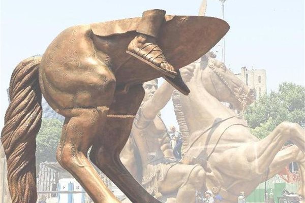 Паметникът на Александър Велики в Скопие по време на монтажа. Официално фигурата се нарича “Воин на кон”.
СНИМКА: РОЙТЕРС
