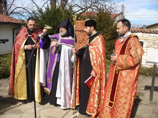 Арменски свещеници осветиха монумента в Чирпан.
Снимка: Ваньо Стоилов