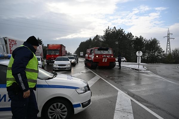 В няколко общини в областта е обявено бедствено положение, на помощ се включиха и екипи на гражданска защита. Снимки: Орлин Цанев