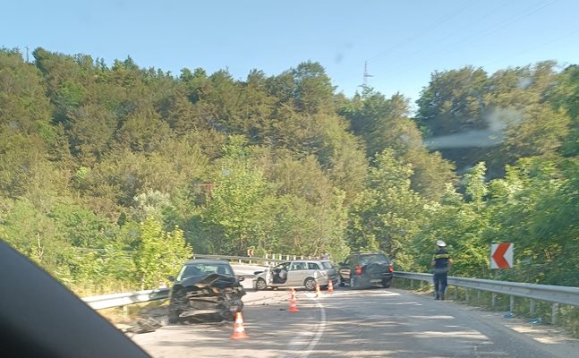 Пиян шофьор предизвика челна катастрофа на пътя Смолян-Мадан, жена е ранена (Снимки)