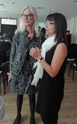 Мари-Жан Спитери обсъжда подробности по работната среща с преподавателката по френски език Вера Владова.