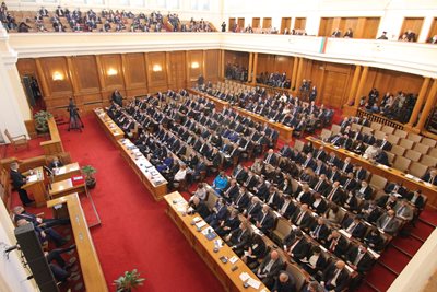 Новите правила в парламента: без говорене по телефона и "сричане" на законопроекти (Обновена)