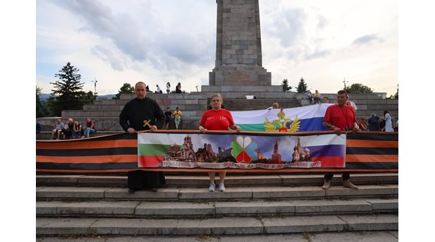 Червени и националистически симпатизанти излязоха на протест, за да бранят паметника на Съветската армия Снимка: Георги Кюрпанов-Генк