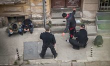 Шестима полицаи умират в гонки и престрелки с мигранти