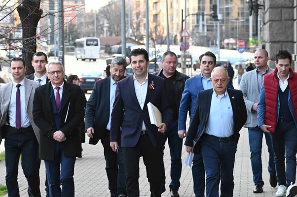 Лидерите на ПП-ДБ и акад. Николай Денков пристигнаха заедно в парламента за преговорите с ГЕРБ