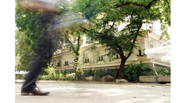 СИГУРНОСТ: Бронираният апартамент на Цветан Василев е буквално надвиснал над култовата градска градинка “Кристал”.

СНИМКА: ХРИСТО РАХНЕВ